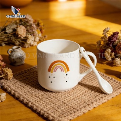 Runde Kaffeetassen mit Keramiklöffel