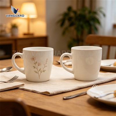 Kleine weiße runde Kaffeetassen