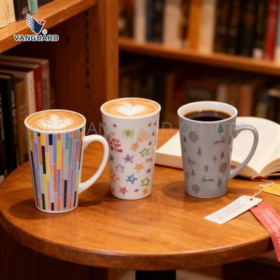 Hohe Keramiktasse in V-Form