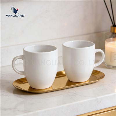 Weiße runde Tasse mit Logo