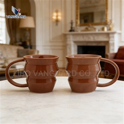 Braune Kaffeetasse aus Keramik